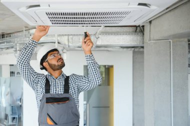 Modern klimakapalı bakımı profesyonel teknisyen. Metin için alan.