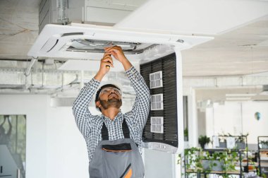 Modern klimakapalı bakımı profesyonel teknisyen. Metin için alan.