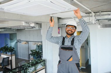 Uzman havalandırmayı tamir ediyor..