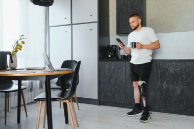 Evinde protez bacaklı bir adamın portresi, boşluğu kopyala.