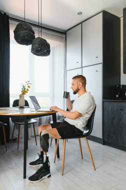 Evinde protez bacaklı bir adamın portresi, boşluğu kopyala.