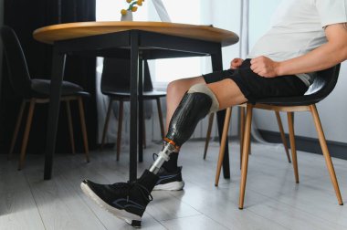 Protez bacaklı bir adamın portresi..