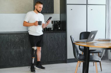 Evinde protez bacaklı bir adamın portresi, boşluğu kopyala.