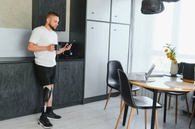 Evinde biyonik protez bacağı olan tanınmayan bir adamın yakın plan fotoğrafı..