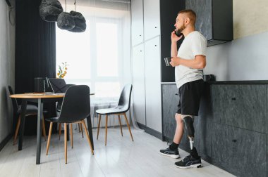 Evinde protez bacaklı genç bir adamın portresi..