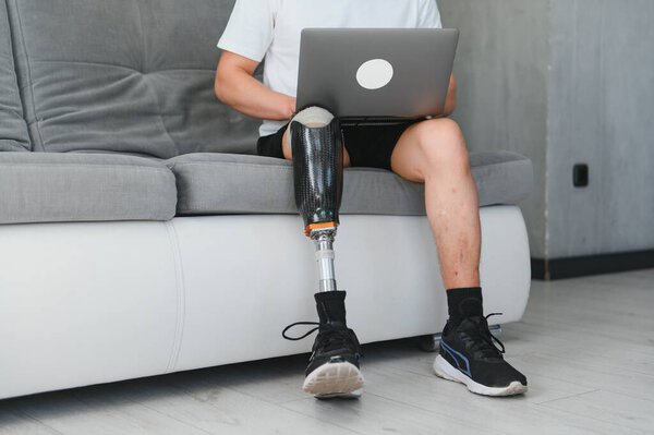 Крупный план неузнаваемого человека с бионической протезной ногой в помещении, копировальное пространство.