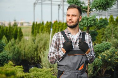 Genç bir bahçıvanın portresi bir fidanlık fidanlıkta