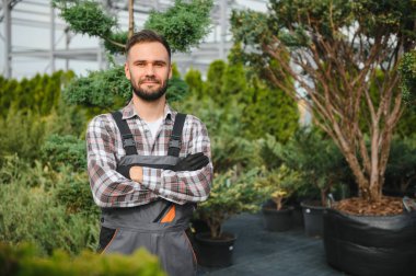 Genç bir bahçıvanın portresi bir fidanlık fidanlıkta