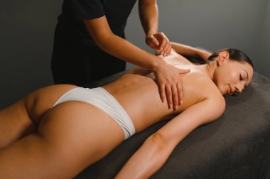 Spa Masaj salonu rahatlatıcı sahip güzel kadın.