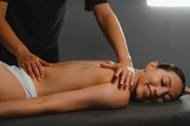 Masör spa salonunda kadın vücuduna masaj yapıyor. Güzellik tedavi konsepti.