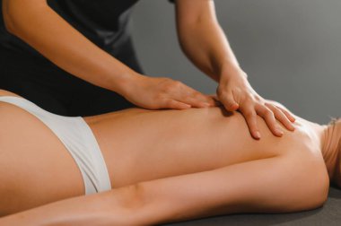 Spa Masaj salonu rahatlatıcı sahip güzel kadın.