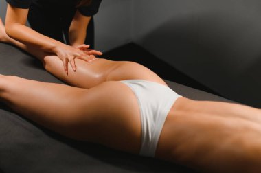 Kilo vermek için güzellik tedavileri. Spa merkezinde yatan kadın hastaya lenfatik drenaj ya da selülit masajı yapan terapist ya da masör. Vücut bakımı kavramı