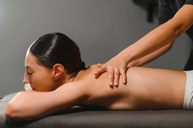 Spa Masaj salonu rahatlatıcı sahip güzel kadın.