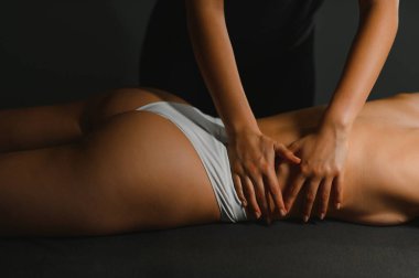 Masör spa salonunda kadın vücuduna masaj yapıyor. Güzellik tedavi konsepti.