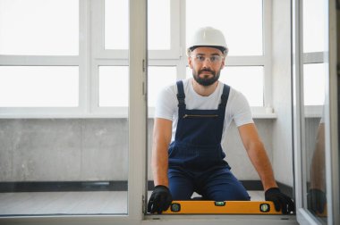 İçeriye plastik pencere kuran işçiler.