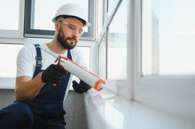 Silikon dolgu macunu su sızıntıları ve küf savunan el. Ev tamir ve bakım hizmetleri.