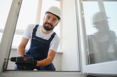 genç adam bir teras kapı kanat tamiri