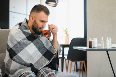 Hasta adam evdeki kanepede oturuyor..