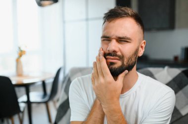 Genç adam evinde diş ağrısı çekiyor..