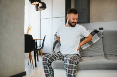 Sırt ağrısı, böbrek iltihabı, evde sırt ağrısı çeken bir adam, sağlık sorunları konsepti..