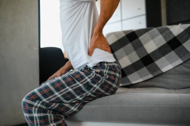 Sırt ağrısı çeken bir adam..