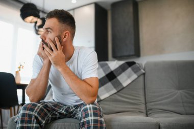 İnsanoğlunun baş ağrısından muzdarip olduğu sabah.