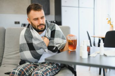 Sağlık, hastalık ve insan konsepti, evde yatan hasta adam..