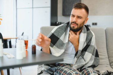 Hasta adam evdeki kanepede oturuyor..