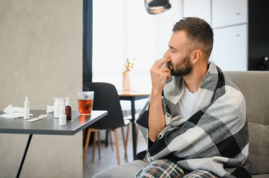 İnsanlar ve sağlık sorunu kavramı. Burnuna burun spreyi sıkan hasta adama yakın çekim..