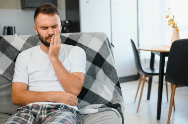 Genç adam evinde diş ağrısı çekiyor..