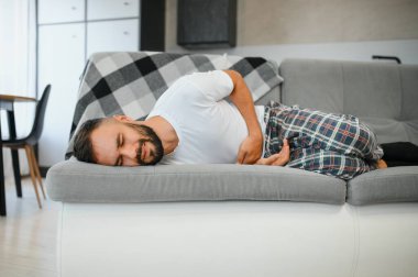 Hasta adamın midesi ağrıyor..