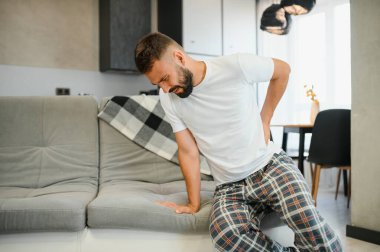 Sırt ağrısı, böbrek iltihabı, evde sırt ağrısı çeken bir adam, sağlık sorunları konsepti..