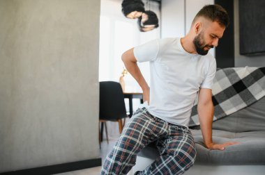Omurgalar arası fıtık, bel ağrısı, böbrek iltihabı, sırt ağrısı çeken adam, omurilik hastalığı, sağlık sorunları konsepti..