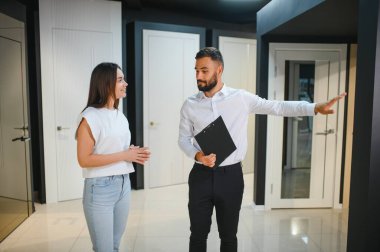 Hırdavatçı, kadın müşteri iç kapıları seçer..