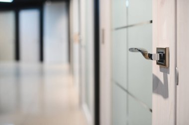 Bir takım iç kapılar. Mağazada sergi satışı.