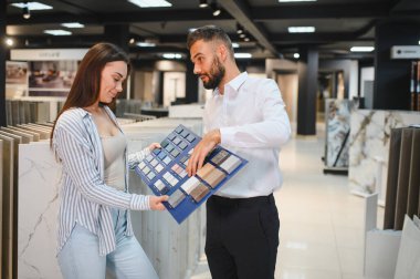 Seramik ve mobilya kaplamaları seçen bir kadın evi için modern mağaza.