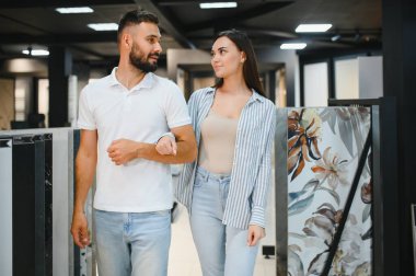 Genç evli çift evleri için fayans seçiyor..