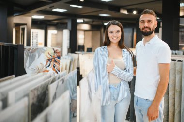Evli çift mutfak için seramik fayanslar seçiyor ya da bir hırdavatçıda banyo yapıyor..