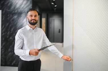 Hırdavatçıda iç kapı satıcısı..