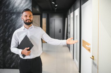 Hırdavatçıda iç kapı satıcısı..