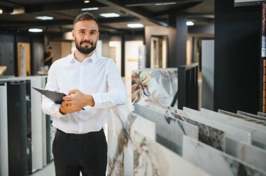 Bir hırdavatçıda seramik fayans satıcısı..