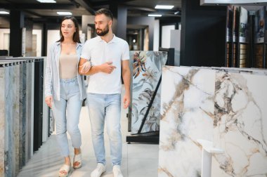 Evli çift mutfak için seramik fayanslar seçiyor ya da bir hırdavatçıda banyo yapıyor..