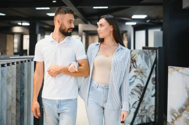 Evli çift mutfak için seramik fayanslar seçiyor ya da bir hırdavatçıda banyo yapıyor..