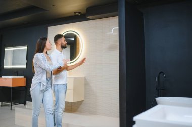Genç bir çift banyo lavabosu seçiyor..