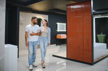 Banyodaki mobilya dükkanında lavaboyu seçen pozitif çift..