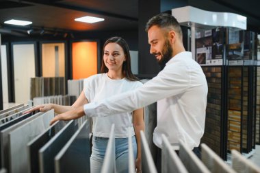 Seramik ve mobilya kaplamaları seçen bir kadın evi için modern mağaza.