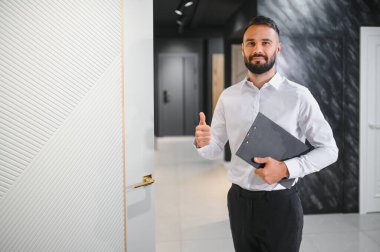 Hırdavatçıda iç kapı satıcısı..