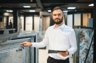 Hırdavatçıda iç kapı satıcısı..