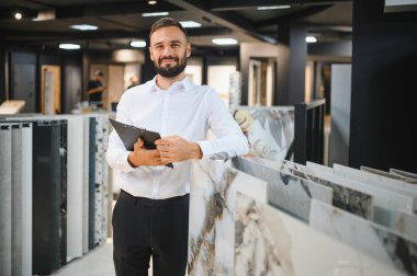 Bir hırdavatçıda seramik fayans satıcısı..