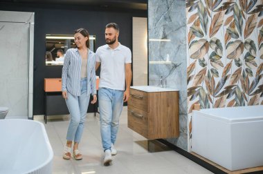 Genç bir çift banyo lavabosu seçiyor..